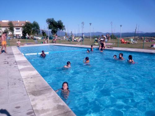 eine Gruppe von Personen, die in einem Schwimmbad schwimmen in der Unterkunft Casa Con Encanto in Badaguás