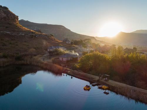 vistas a un río con dos barcos en el agua en Kiara Lodge, en Clarens