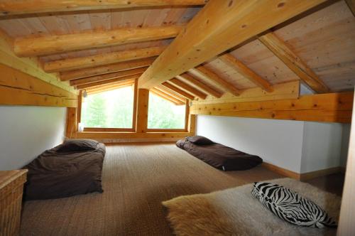 ブール・サン・モーリスにあるChalet D' Edmondのキャビン内のベッド2台が備わる広い客室です。