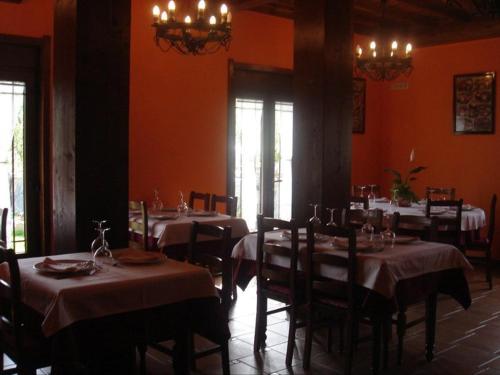 ห้องอาหารหรือที่รับประทานอาหารของ Hotel Rural El Caseron de Linarejos