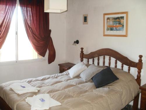 una camera da letto con un letto grande con asciugamani sopra di Cabañas del Peñasco ad Alpa Corral