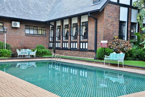 Piscina en o cerca de Cresta Churchill Hotel