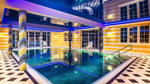 a swimming pool in the middle of a house at Apartamenty M&M in Mikołajki