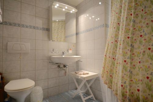 Phòng tắm tại Apartments Villa Surlej