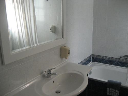 Vonios kambarys apgyvendinimo įstaigoje Kyveli Hotel Apartments