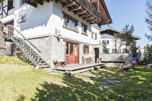 サンモリッツにあるChesa Ilaria - St. Moritzの白い家