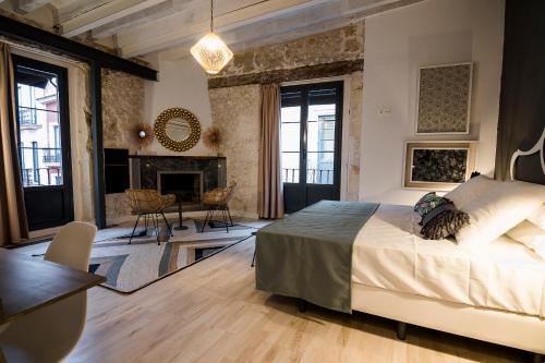 Postel nebo postele na pokoji v ubytování Hotel Boutique Alicante Palacete S.XVII Adults Only