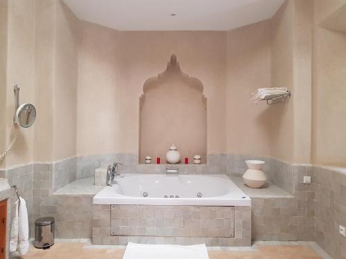 łazienka z dużą wanną w pokoju w obiekcie Palais Claudio Bravo w mieście Tarudant