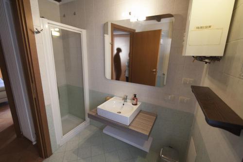 bagno con lavandino e specchio di Casa vacanza Angelo a Ferrara