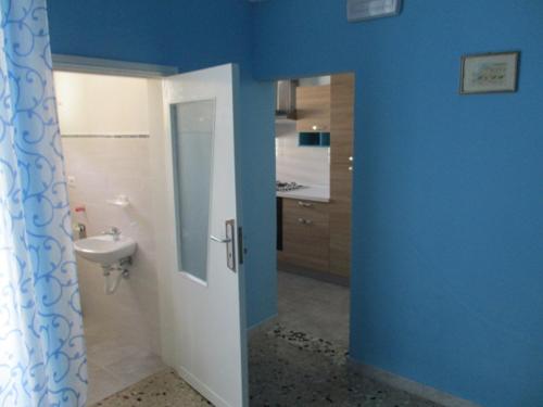 カザラーノにあるAzzurro Cieloの青い壁のバスルーム(洗面台、トイレ付)
