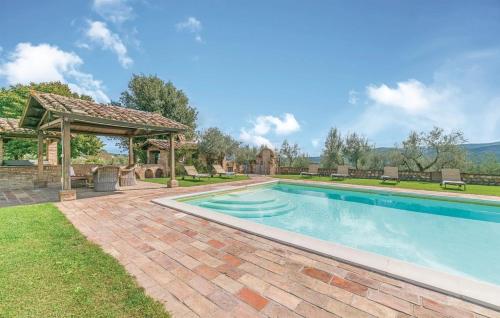 una piscina in un cortile con gazebo di Agriturismo Wine Casale Villa Chiara a Torgiano