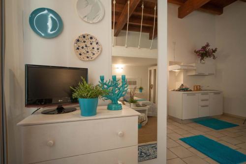 a living room with a flat screen tv on a dresser at Portadamare in Trani