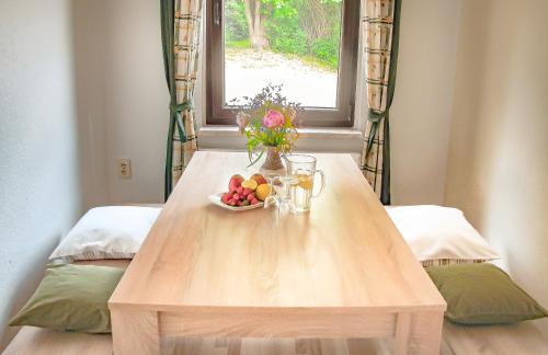 einen Holztisch mit einer Obstschale darauf in der Unterkunft Ferienhaus Tannengrün in Friedrichsbrunn