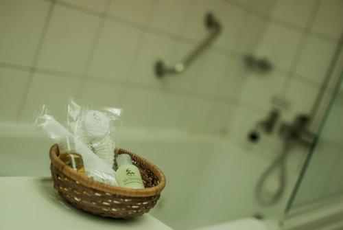 a basket of toiletries on a counter in a bathroom at Los Naranjos Resort & Spa Termal in Termas del Daymán