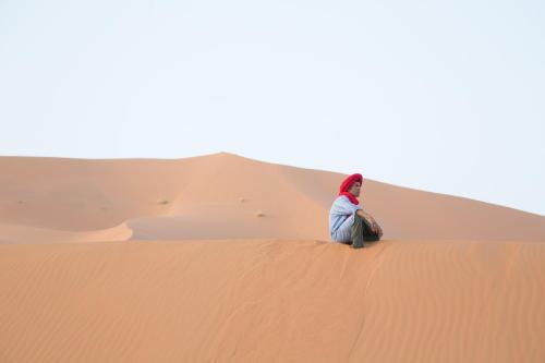 Επισκέπτες που μένουν στο Sahara Tours luxury camp