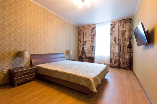 ウファにあるAzbuka apartment on Prospekt 107Bのベッドルーム1室(ベッド1台、ドレッサー、窓付)