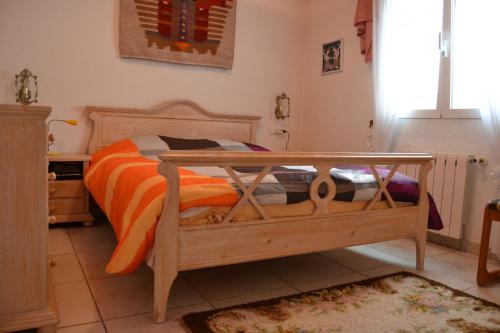 エルス・ポブレッツにあるBlancaのベッドルーム1室(木製ベッド1台、オレンジの毛布付)