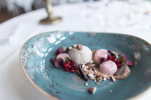 a blue plate with ice cream on a table at Hestraviken Hotell & Restaurang in Hestra
