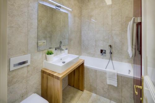 een badkamer met een wastafel en een bad bij Dušní 13 - Old Town Apartment in Praag