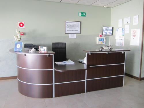 an office with a reception desk and a counter at Nuñez Tomelloso in Tomelloso