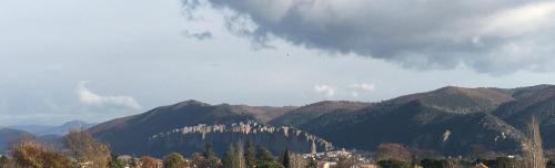 a view of a mountain range with trees and mountains at Halte en Provence in Peyruis
