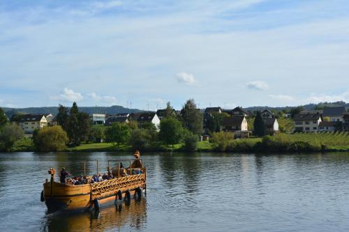 a group of people on a boat on a river at B&B Prosterath-Hochwald in Prosterath