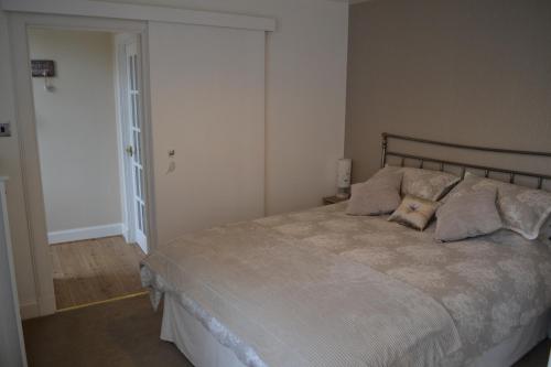 um quarto com uma cama grande com almofadas em Old Bridge End em Jedburgh