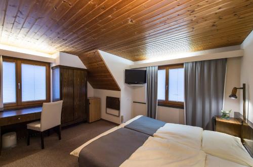 1 dormitorio con 1 cama y escritorio con ordenador en Seiler's Hotel, en Liestal