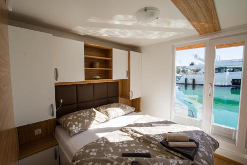 Tempat tidur dalam kamar di Floating Sea Houses MARINA LUX