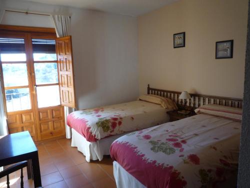 En eller flere senger på et rom på Casa Rural El Molino de Alocén