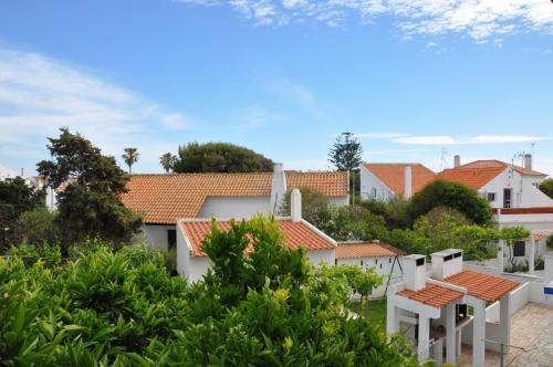 a view of the houses from the garden at Apartamentos Campos 2 in Porto Covo
