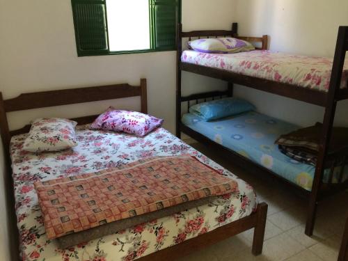 a room with two bunk beds and a bed sidx sidx sidx at Pousada São Jorge in São Thomé das Letras