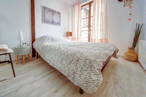 - une chambre avec un lit et une couverture dans l'établissement Le République, à Châlons-en-Champagne