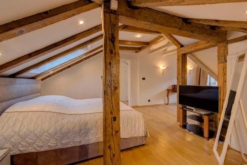 Tempat tidur dalam kamar di Kotor old town Palace Bucha