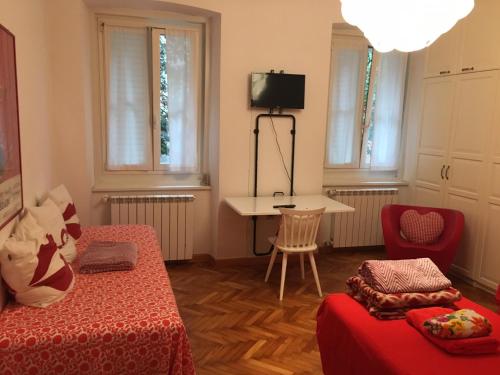 ein kleines Zimmer mit einem Bett, einem Tisch und Stühlen in der Unterkunft Casa del Cucciolo in Triest