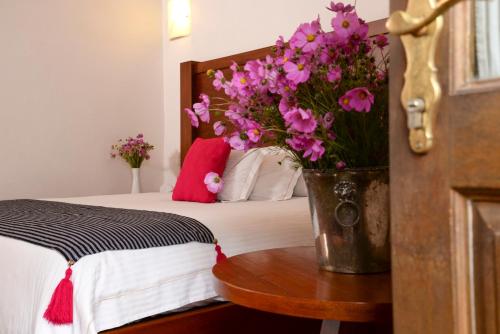 Un pat sau paturi într-o cameră la El Serafin Hotel Boutique