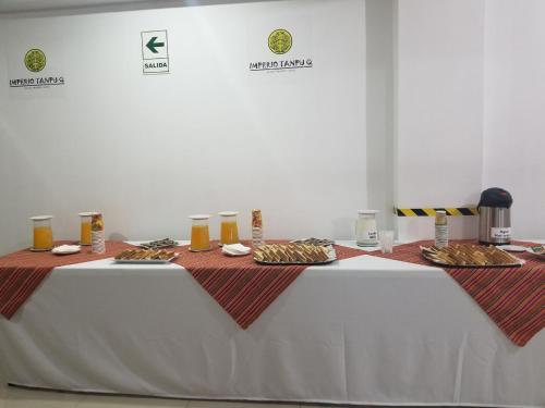 a table with food and drinks on top of it at Imperio Tanpu Q in Lima
