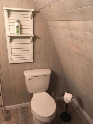 un piccolo bagno con servizi igienici e finestra di Wildflower Cottage a Oxford