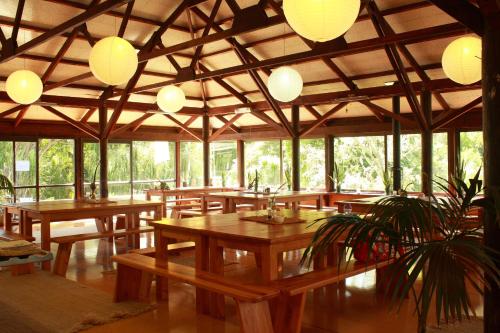 En restaurant eller et andet spisested på Kawai Purapura Yoga Retreat Centre