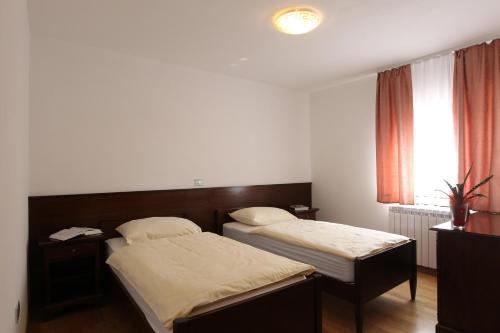Een bed of bedden in een kamer bij Guest House Pod Slavnikom