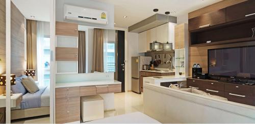 sala de estar con TV y baño. en The Gallery Jomtien Beach Pattaya Boutique condo, en Jomtien Beach