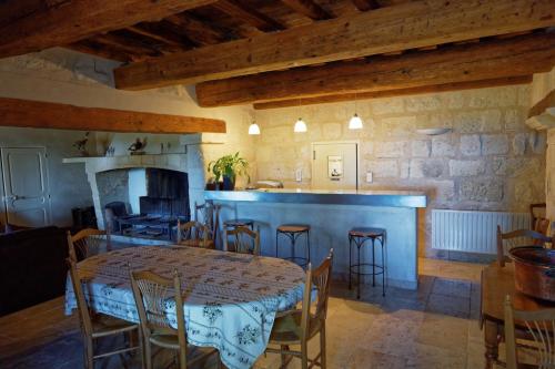 cocina y comedor con mesa y sillas en Le Mas d'Isnard en Arles