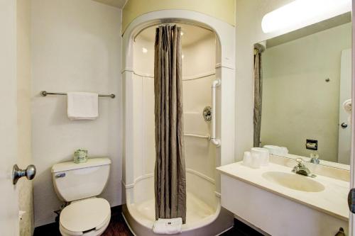 Ванная комната в Motel 6-Denver, CO - Airport
