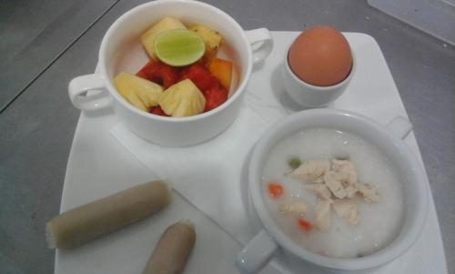 un plateau blanc avec un bol de soupe et un œuf dans l'établissement Laguna Gili, à Gili Trawangan