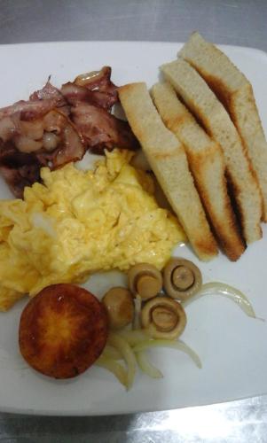 - un plateau de petit-déjeuner composé d'œufs, de bacon, de champignons et de pain grillé dans l'établissement Laguna Gili, à Gili Trawangan