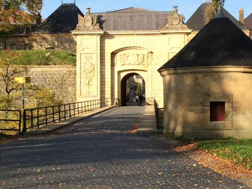 una entrada a un edificio de piedra con un arco en Hôtel Du Nord, en Longwy