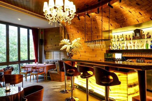 Salone o bar di Rimnaam Klangchan Hotel - SHA Plus