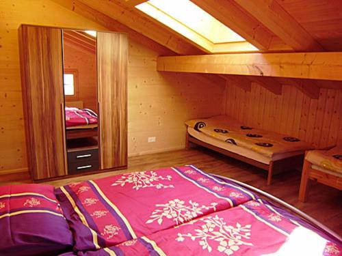 GsteigにあるBauernhaus Gschwendのキャビン内のベッドルーム1室(大型ベッド1台付)
