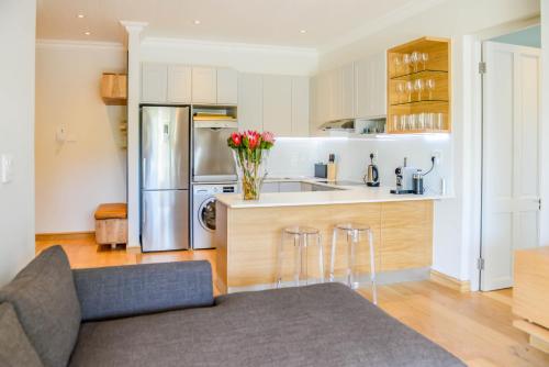 Virtuvė arba virtuvėlė apgyvendinimo įstaigoje Collection Luxury Apartment - 7 On Murray Unit 3