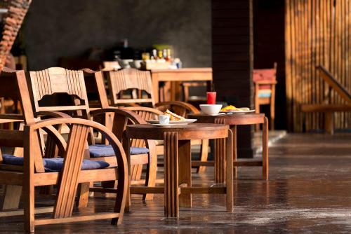 ein paar Tische und Stühle in einem Restaurant in der Unterkunft Mali Resort Sunrise Beach in Ko Lipe